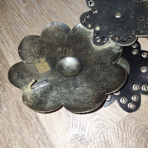 Vintage Western Black Leather Flower Shaped Silver Concho Belt Size Medium - Picture 5 of 12